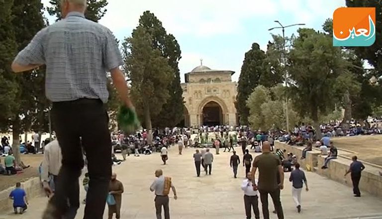 فلسطينيون يزينون الشوارع والمساجد