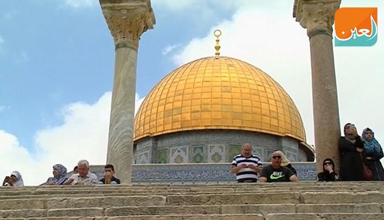 فلسطينيون يزينون الشوارع والمساجد