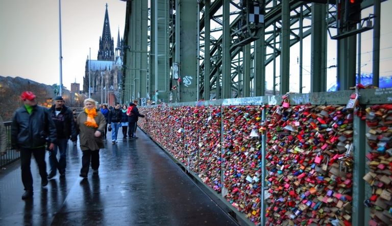 عمدة باريس تبيع أقفال العشاق في المزاد