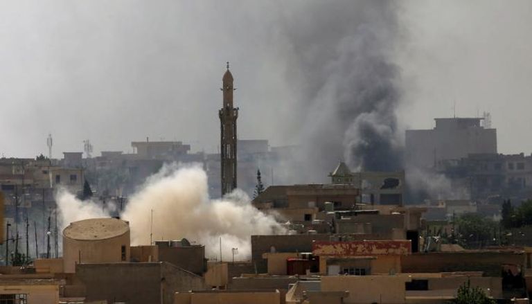 تصاعد أعمدة النيران مع تواصل المعارك غرب الموصل - رويترز
