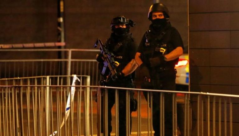 الشرطة البريطانية في موقع الحادث - رويترز