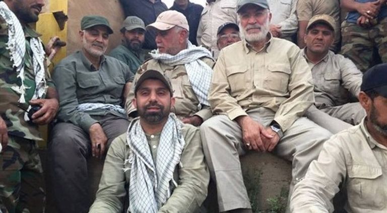 صورة تجمع قاسم سليماني وأبو المهدي المهندس وسط الميليشيا قاسم سليماني وأبو مهدي المهندس