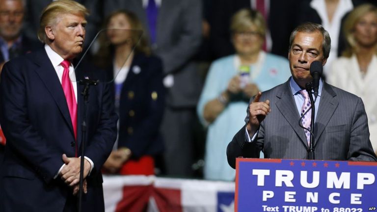 فاراج من زعماء حزب الاستقلال البريطاني مع ترامب شرطي في مانشستر (رويترز)