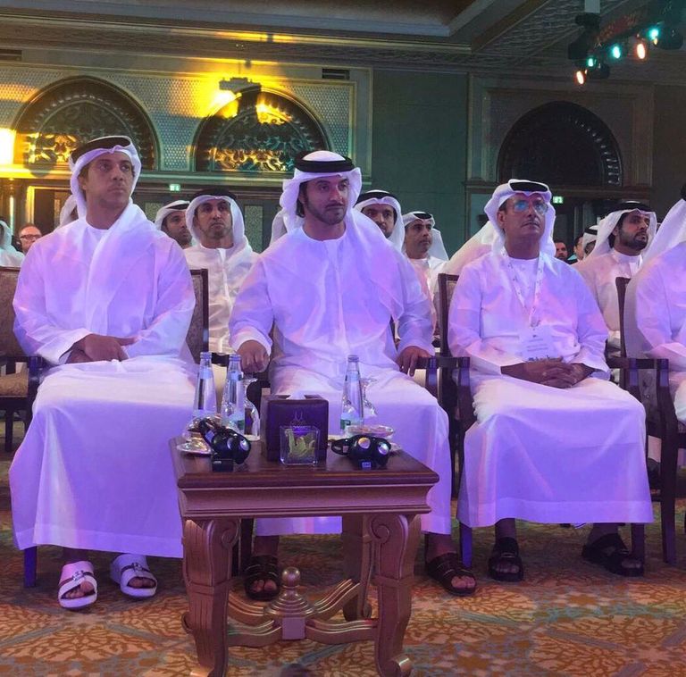 الشيخ هزاع بن زايد أثناء إطلاق أكبر محطة للطاقة الشمسية في العالم