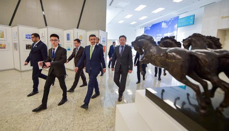 عبدالله بن زايد يزور المتحف الوطني في كازاخستان
