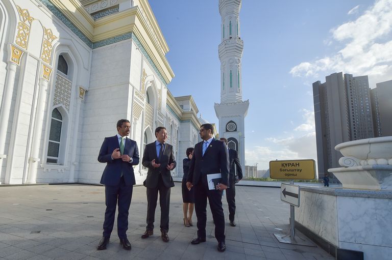 عبدالله بن زايد يزور المتحف الوطني في كازاخستان