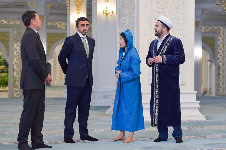 عبدالله بن زايد يزور المتحف الوطني في كازاخستان