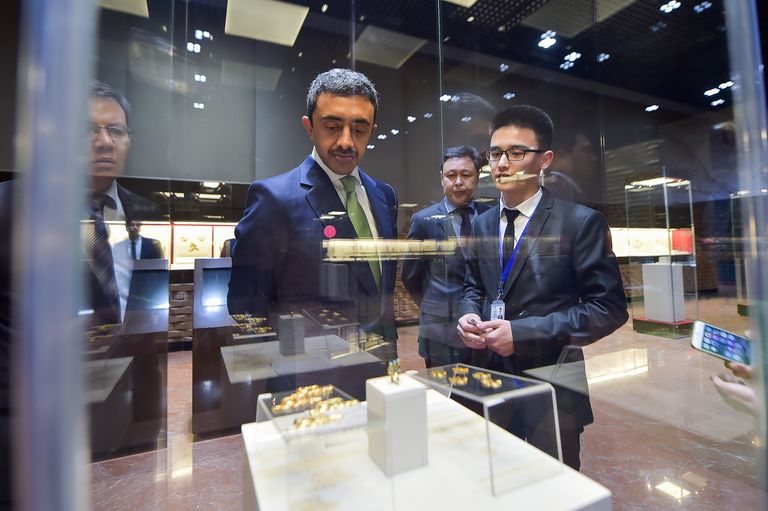 عبدالله بن زايد يزور المتحف الوطني في كازاخستان