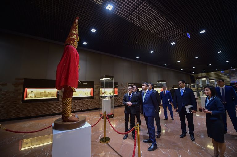 عبدالله بن زايد يزور المتحف الوطني في كازاخستان