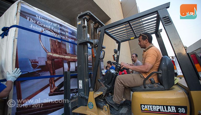 خلال نقل سرير وعجلة توت عنخ آمون للمتحف الكبير