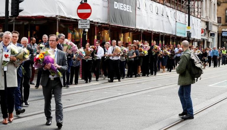 بريطانيون يحملون الورود على أرواح ضحايا مانشستر 