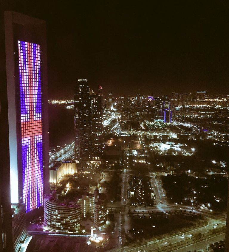 عدد من بنايات العالم المضاءة بألوان علم بريطانيا