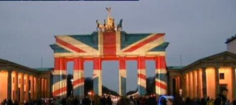 عدد من بنايات العالم المضاءة بألوان علم بريطانيا