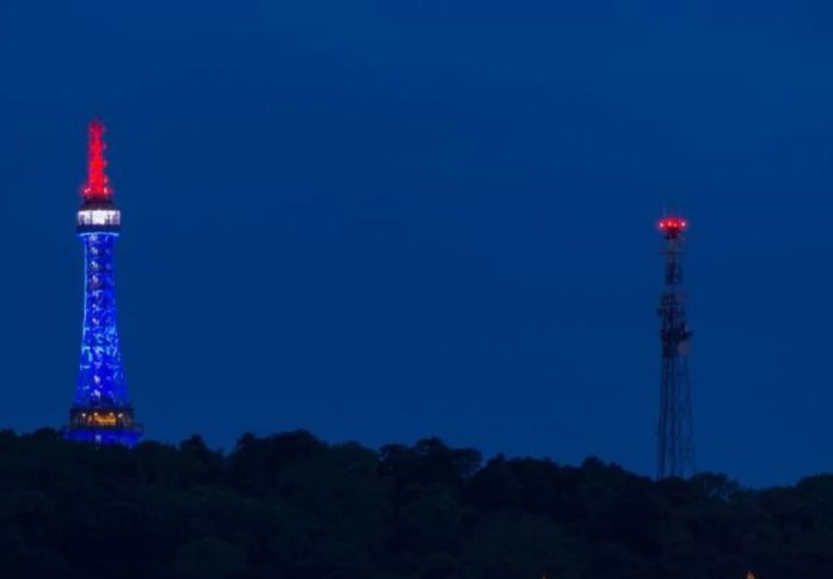 عدد من بنايات العالم المضاءة بألوان علم بريطانيا