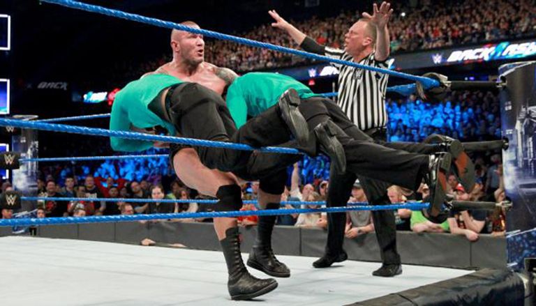 جيندر ماهال يضغط على كتف راندي أورتن