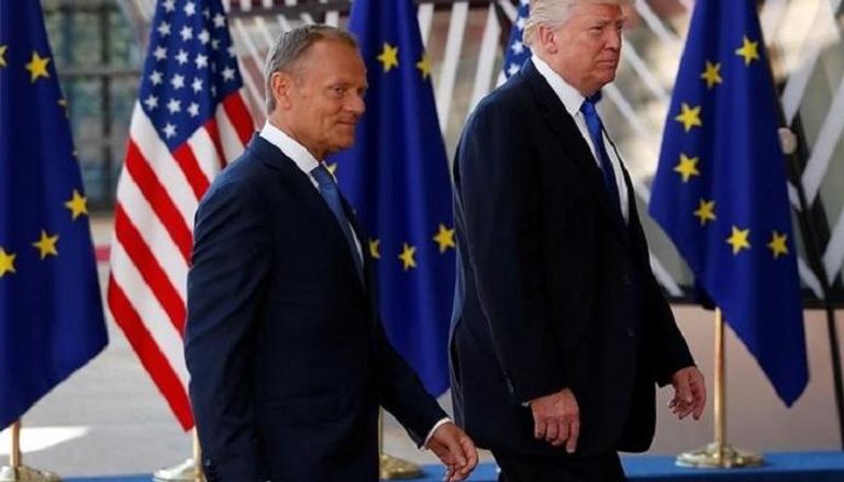 ترامب يسير بجوار رئيس المجلس الأوروبي