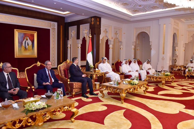 الشيخ منصور بن زايد آل نهيان لدى استقباله الوفد الاقتصادي العراقي