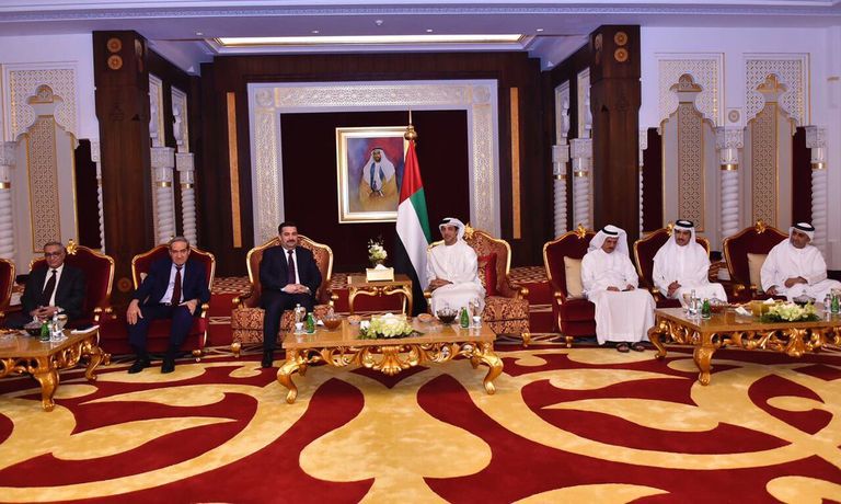 الشيخ منصور بن زايد آل نهيان لدى استقباله الوفد الاقتصادي العراقي