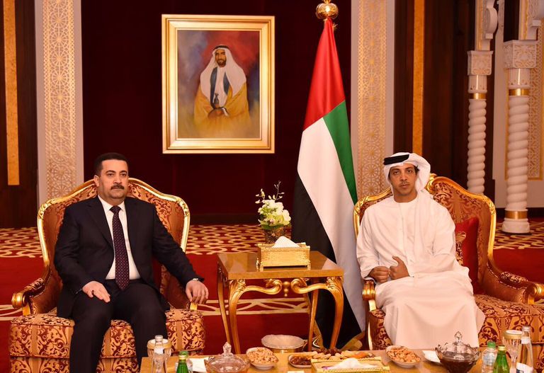 الشيخ منصور بن زايد آل نهيان لدى استقباله الوفد الاقتصادي العراقي