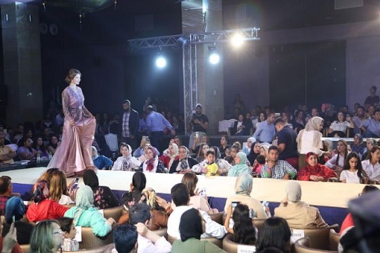 جانب من عرض الأزياء التقليدية في المهرجان