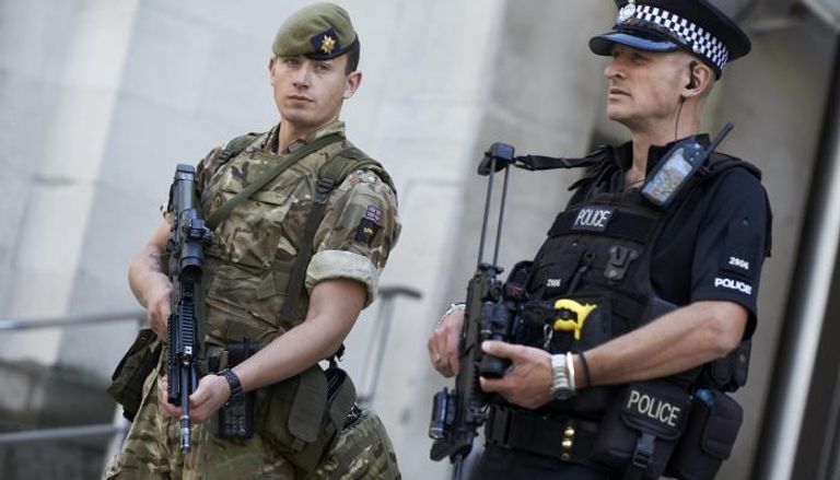 الجيش البريطاني إلى جانب الشرطة لتأمين البلاد - أ.ف.ب