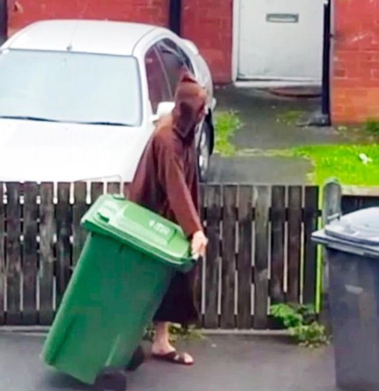 لقطات لمنفذ هجوم مانشستر يلقي القمامة خارج المنزل