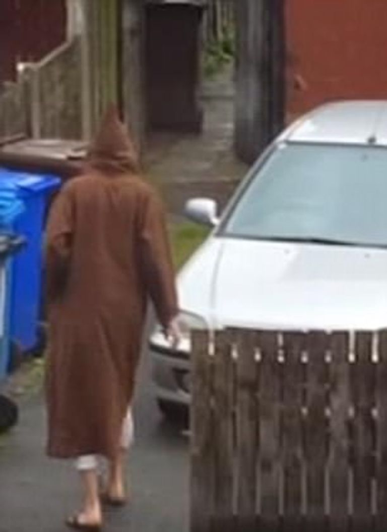 لقطات لمنفذ هجوم مانشستر يلقي القمامة خارج المنزل