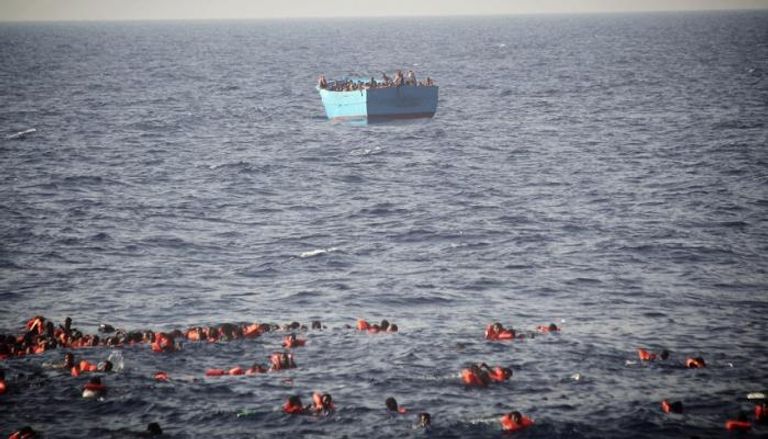 المهاجرون عبر ليبيا في عرض البحر