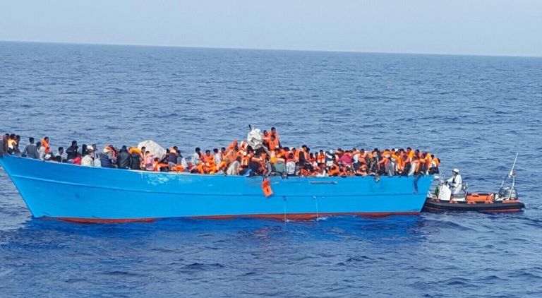 المهاجرون عبر ليبيا في عرض البحر