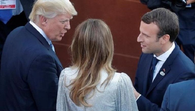 ترامب وزوجته يتحدثان مع الرئيس الفرنسي 
