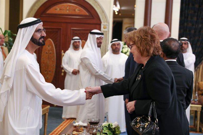 الشيخ محمد بن راشد آل مكتوم يصافح أحد ممثلي البعثات الدبلوماسية في دولة الإمارات