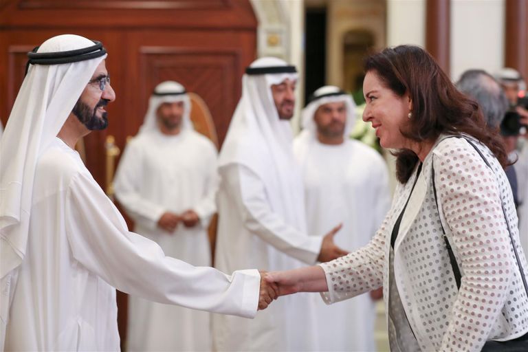 الشيخ محمد بن راشد آل مكتوم يصافح أحد ممثلي البعثات الدبلوماسية في دولة الإمارات