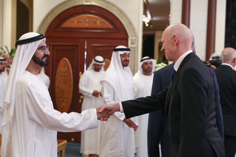 الشيخ محمد بن راشد آل مكتوم يصافح أحد ممثلي البعثات الدبلوماسية في دولة الإمارات