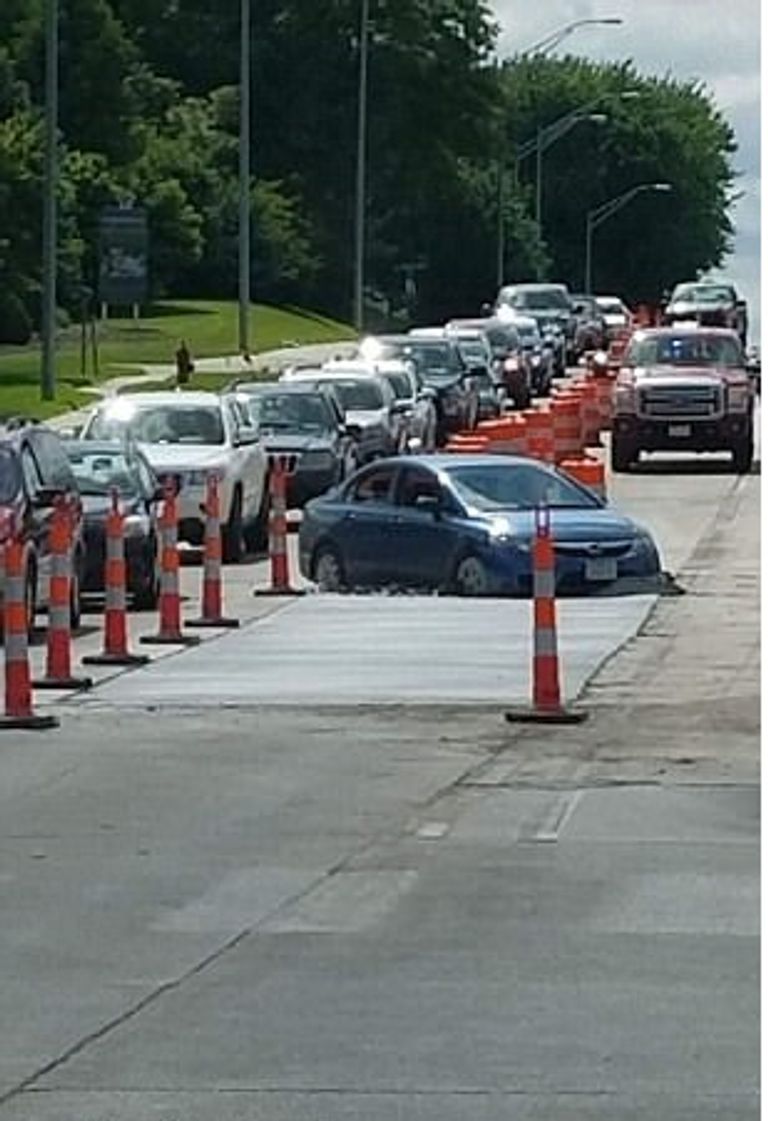 السيارة بعد أن علقت بحوض الأسمنت