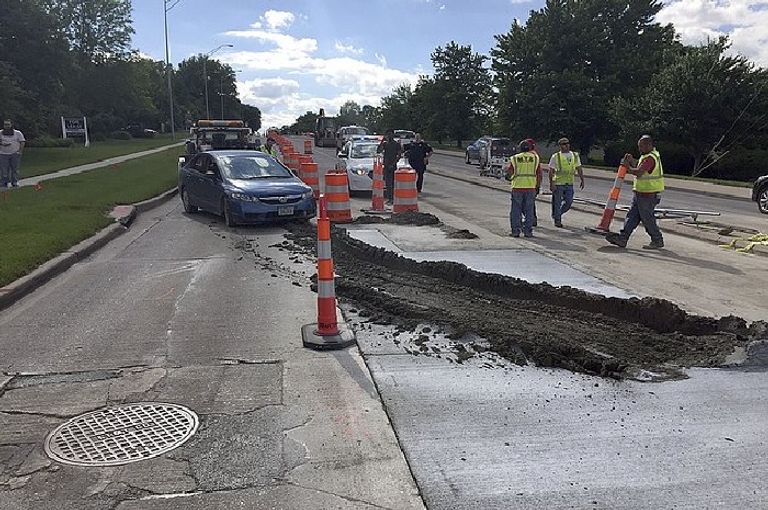 السيارة بعد أن علقت بحوض الأسمنت