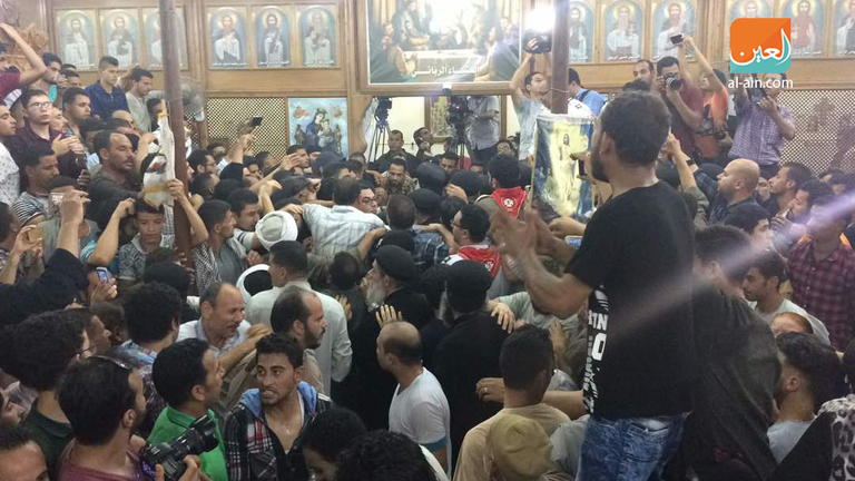 مسيحيون يشاركون في جنازة ضحايا الإرهاب