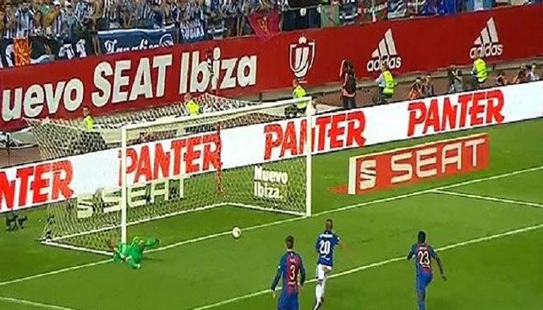 الحظ يحرم ألافيس من هدف أمام برشلونة