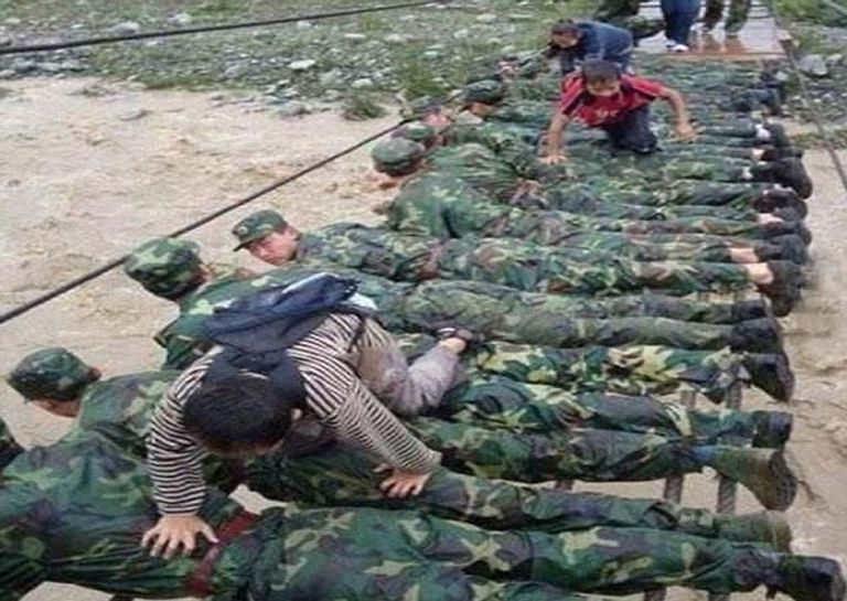 ببراءة الأطفال يمسح دموع رجل يبكي في التلفزيون