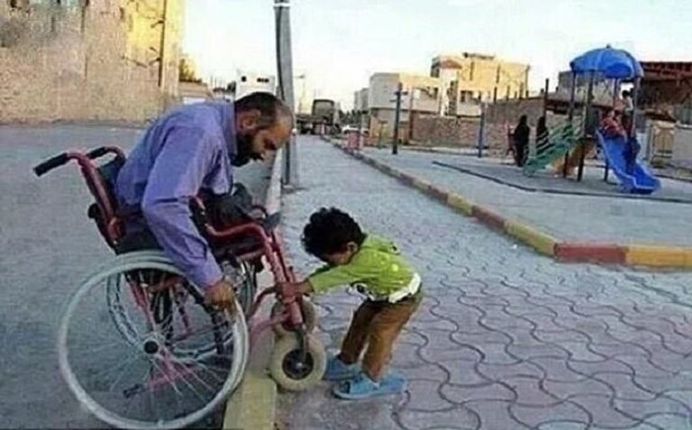 ببراءة الأطفال يمسح دموع رجل يبكي في التلفزيون