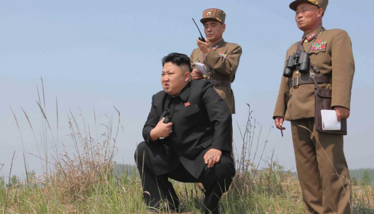 زعيم كوريا الشمالية يتابع إحدى التجارب الصاروخية