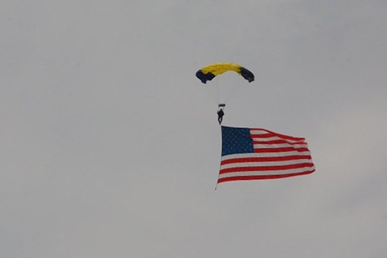 خفر السواحل أثناء إنقاذ المظلي في نهر هدسون