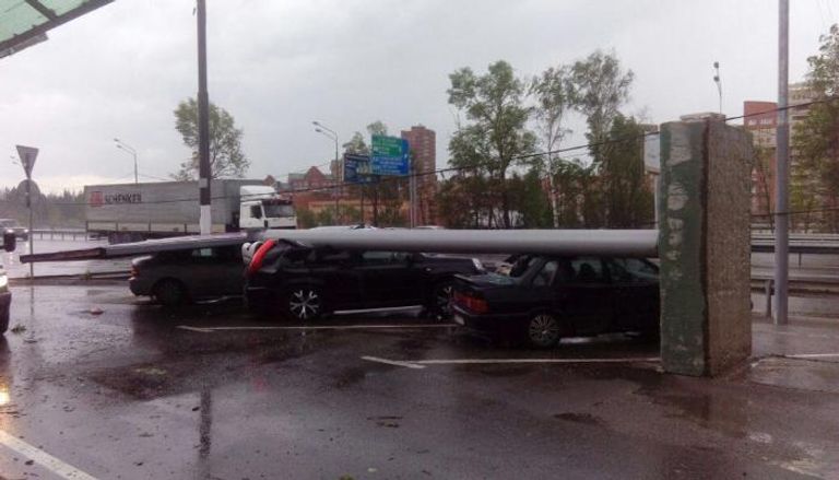 أعمدة إنارة سقطت على سيارات فى موسكو جراء العاصفة