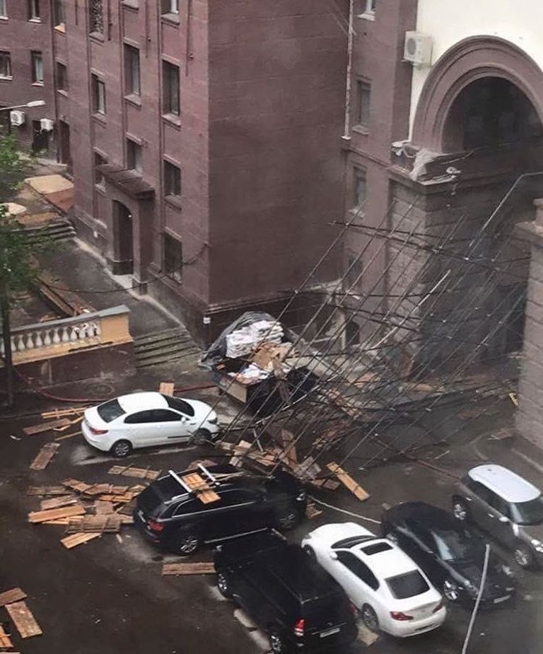 أعمدة إنارة سقطت على سيارات فى موسكو جراء العاصفة