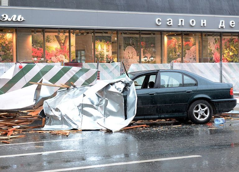 أعمدة إنارة سقطت على سيارات فى موسكو جراء العاصفة