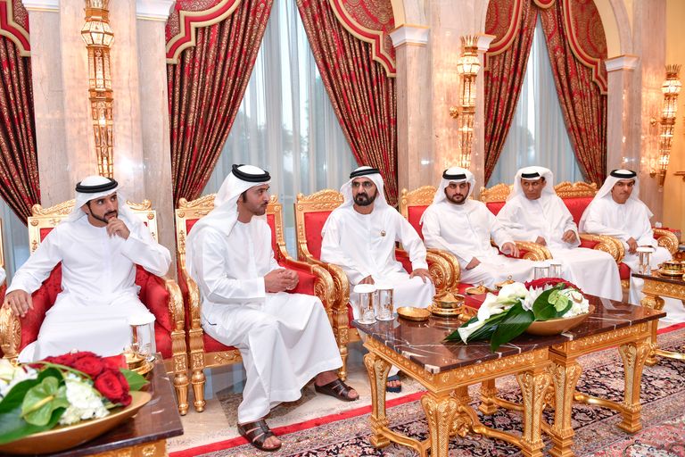 الشيخ محمد بن راشد آل مكتوم يستقبل جموع المهنئين