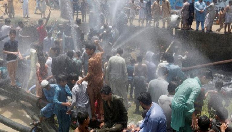 رش الماء خلال تظاهرات انقطاع التيار الكهربائي في كراتشي بباكستان