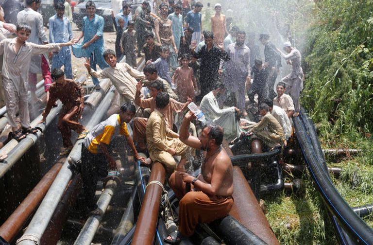رش الماء خلال تظاهرات انقطاع التيار الكهربائي في كراتشي بباكستان