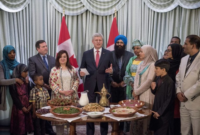 جاستن ترودو يتناول الإفطار باحد الجوامع