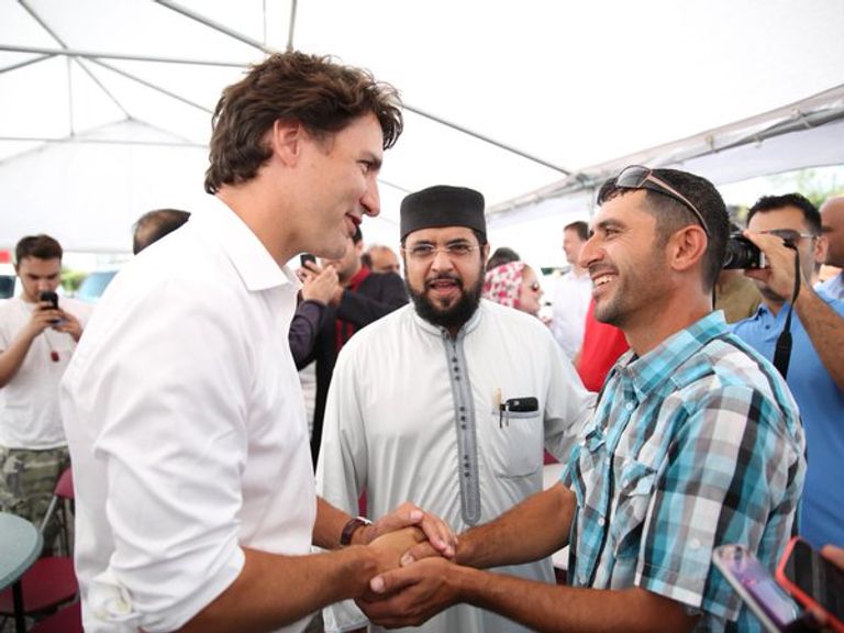 جاستن ترودو يتناول الإفطار باحد الجوامع