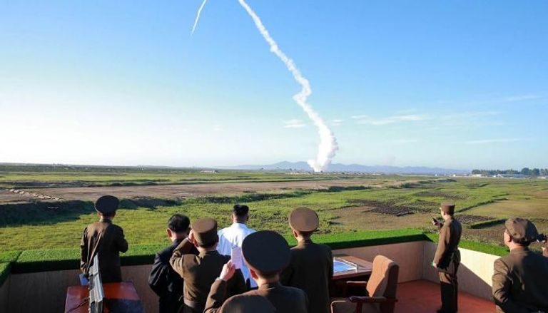 زعيم كوريا الشمالية يراقب التجربة الصاروخية